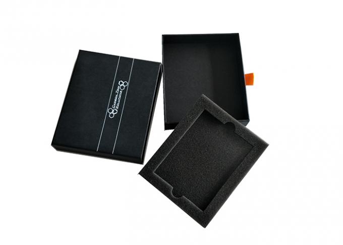 La caja de diapositiva de papel negra de la caja de cerillas del color, resbala hacia fuera la caja de regalo con el parte movible de la espuma