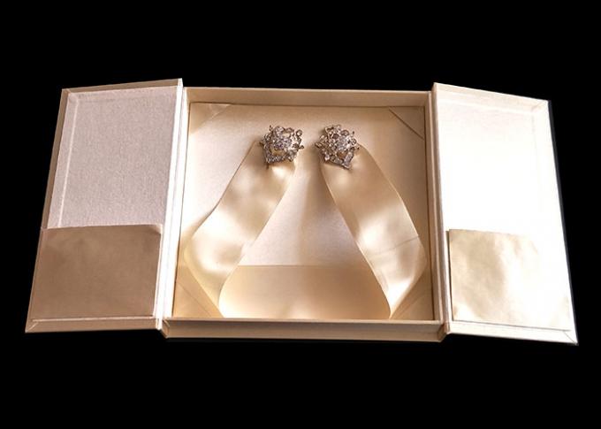 Caja formada libro del embalaje del regalo de boda de oro con el ODM ambiental de la cinta