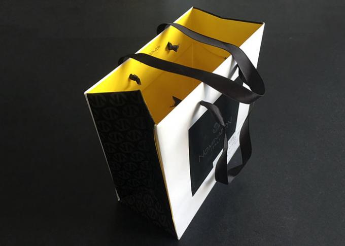 Las bolsas de papel impresas regalo de la manija de la cinta llevan el amarillo blanco del interior del negro impermeable a la grasa