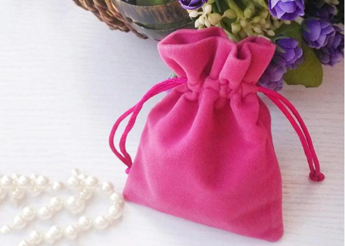 El OEM mantiene el material suave de la tela del color del terciopelo de las bolsas puras de la joyería