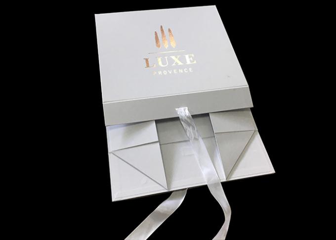 Caja de regalo de papel plegable blanca modificada para requisitos particulares logotipo de la cinta para embalar de la ropa