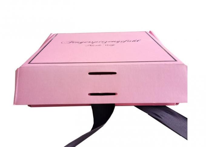 El cierre rosado de la cinta acanaló la caja de regalo para las muchachas se viste/la extensión del pelo