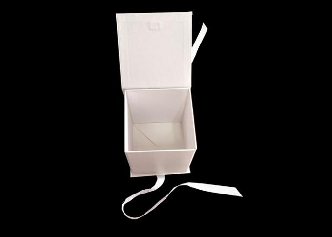 Las cajas plegables planas del cuadrado blanco del cartón con la cinta se abren/cierre