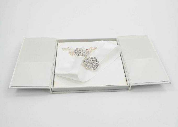 Invitación de seda blanca elegante de la boda de la caja de regalo del presente de la cartulina con el arco/la hebilla