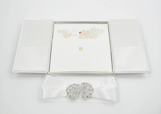 Invitación de seda blanca elegante de la boda de la caja de regalo del presente de la cartulina con el arco/la hebilla