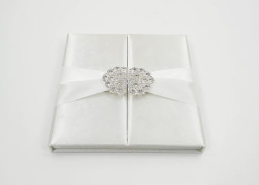 China Invitación de seda blanca elegante de la boda de la caja de regalo del presente de la cartulina con el arco/la hebilla fábrica
