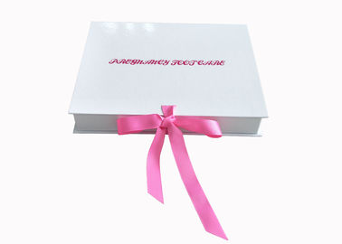 China Caja de empaquetado plegable de la plantilla brillante blanca de las cajas de regalo del cierre de la cinta para las mujeres fábrica