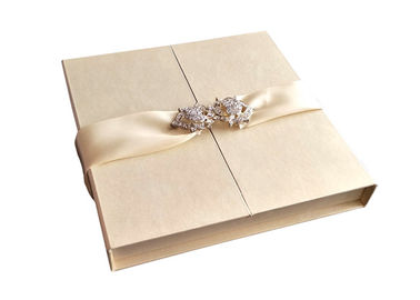 China Las cajas de regalo decorativas de la invitación de la boda 2 lados abiertos crean para requisitos particulares con la cinta fábrica