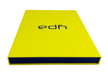 Caja de regalo formada libro amarillo del color, cajas del top del tirón de la cartulina con la captura magnética