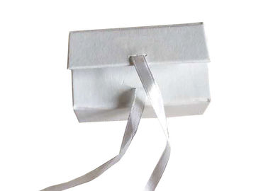 China Collar ligero del embalaje de la caja de regalo del papel de la joyería con el logotipo de sellado caliente fábrica