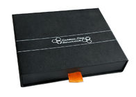 La caja de diapositiva de papel negra de la caja de cerillas del color, resbala hacia fuera la caja de regalo con el parte movible de la espuma proveedor