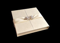 Caja formada libro del embalaje del regalo de boda de oro con el ODM ambiental de la cinta proveedor