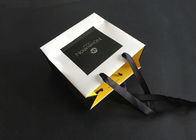 Las bolsas de papel impresas regalo de la manija de la cinta llevan el amarillo blanco del interior del negro impermeable a la grasa proveedor