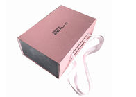 Color rosado plegable de grabación en relieve Rose de las cajas de regalo del logotipo para el empaquetado de la ropa proveedor