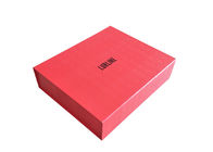 Logotipo caliente plegable magnético rojo del negro de la hoja de las cajas de regalo para el empaquetado de la ropa proveedor