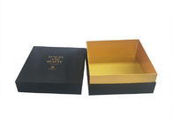 Las cajas cosméticas del presente del regalo con el logotipo grabado en relieve cartulina de las tapas componen el empaquetado proveedor