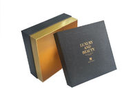 Las cajas cosméticas del presente del regalo con el logotipo grabado en relieve cartulina de las tapas componen el empaquetado proveedor