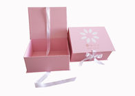 Cosmético rosado de la cartulina que empaqueta el cierre plegable de la cinta de las cajas de regalo para el cuidado de piel proveedor