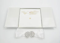 Invitación de seda blanca elegante de la boda de la caja de regalo del presente de la cartulina con el arco/la hebilla proveedor