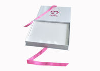 Caja de empaquetado plegable de la plantilla brillante blanca de las cajas de regalo del cierre de la cinta para las mujeres proveedor