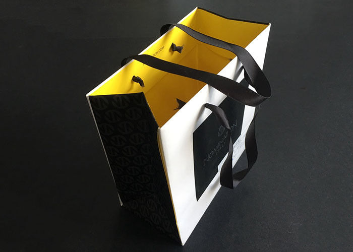 Las bolsas de papel impresas regalo de la manija de la cinta llevan el amarillo blanco del interior del negro impermeable a la grasa proveedor