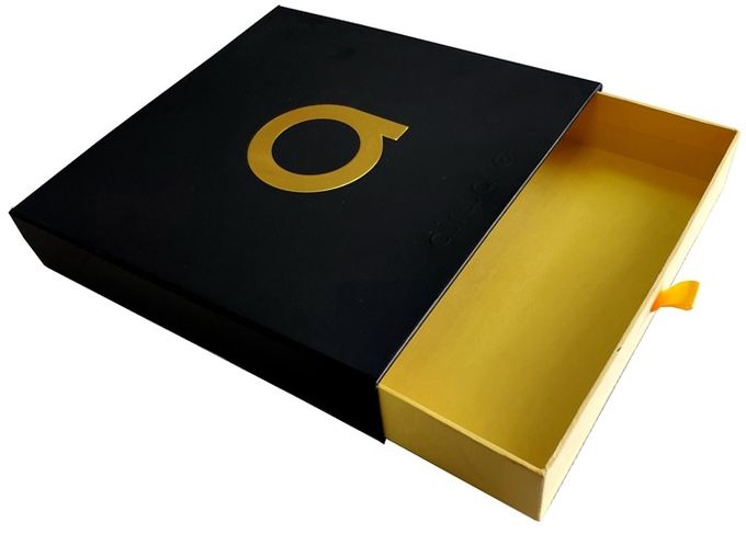 Logotipo grabado en relieve oro de desplazamiento de papel negro de la hoja de las cajas de regalo del cajón para la ropa