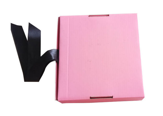 El cierre rosado de la cinta acanaló la caja de regalo para las muchachas se viste/la extensión del pelo