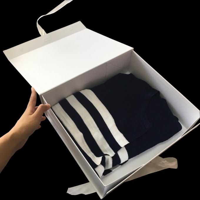 Caja de regalo de papel plegable blanca modificada para requisitos particulares logotipo de la cinta para embalar de la ropa