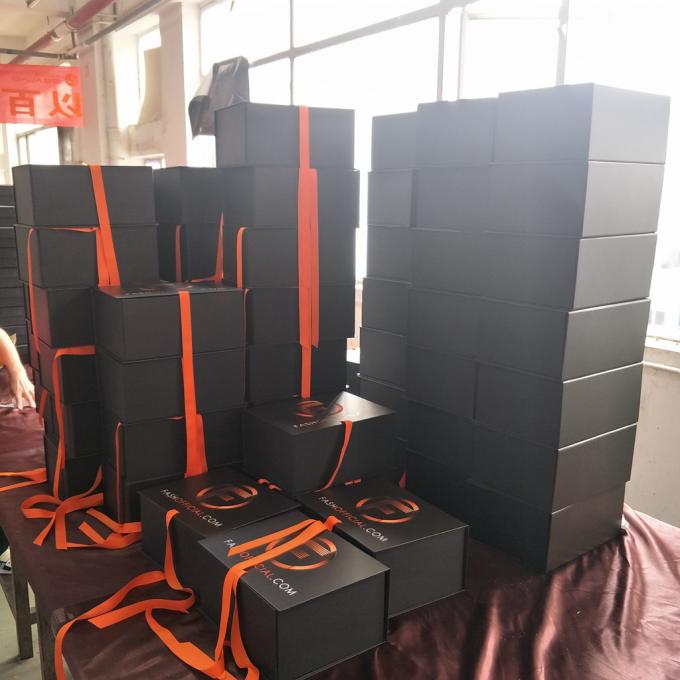Las cajas cosméticas del presente del regalo con el logotipo grabado en relieve cartulina de las tapas componen el empaquetado
