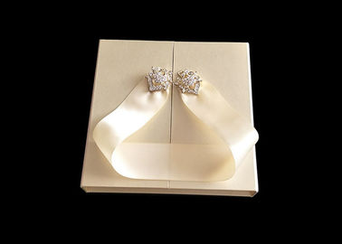 China Caja formada libro del embalaje del regalo de boda de oro con el ODM ambiental de la cinta fábrica