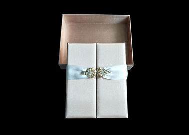 China Caja formada libro del vestido del favor de la boda, cierre magnético de la cinta de la caja del top del tirón fábrica