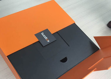 Superior de color naranja formada libro de la caja de la cartulina impreso con la división negra proveedor