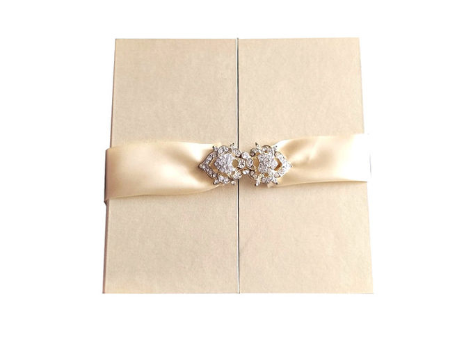 Las cajas de regalo decorativas de la invitación de la boda 2 lados abiertos crean para requisitos particulares con la cinta